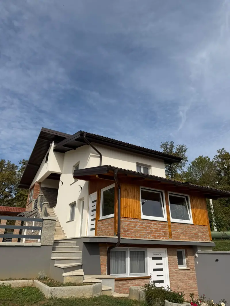 Kuća na Gornjem Kletištu 51 – cigla i drveni trijem