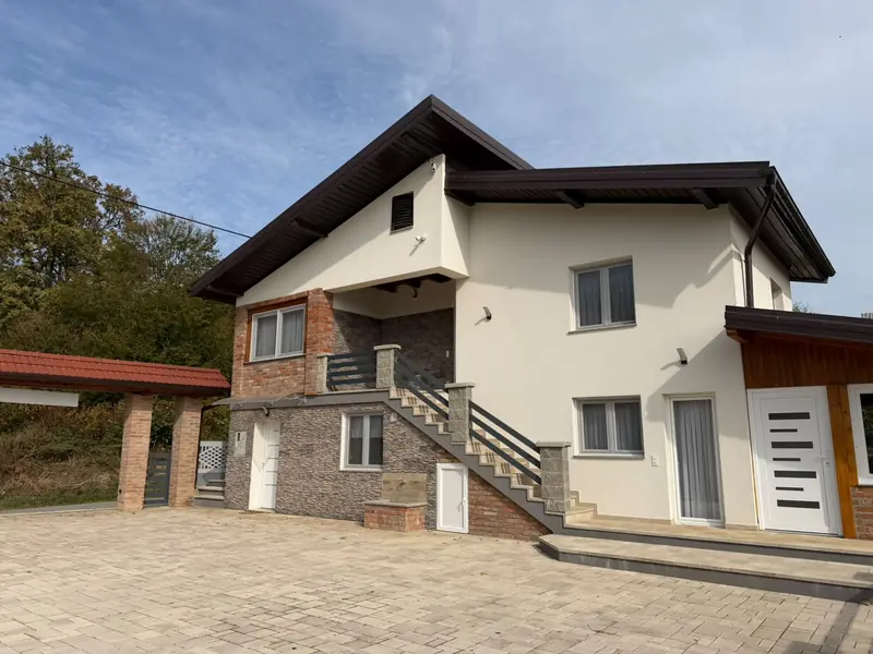 Ulaz, stubište i natkriveno parkiralište