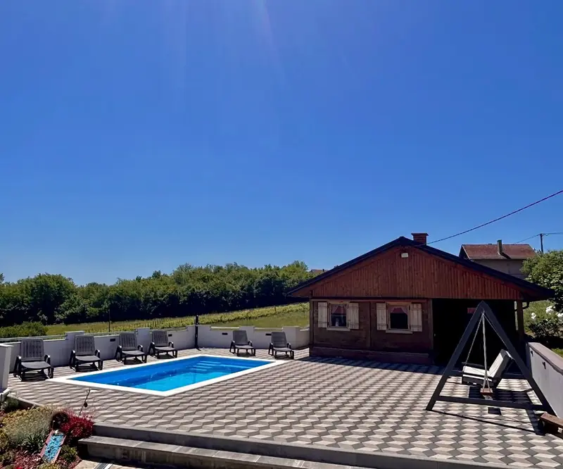 Bazen i drvena kućica na Vinogradskoj 204