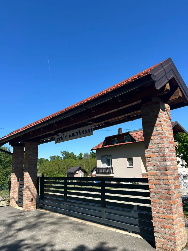 Ulaz s natpisom Felix apartmani u Kutini