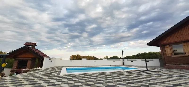 Bazen, roštilj i Drvena kućica pod oblacima