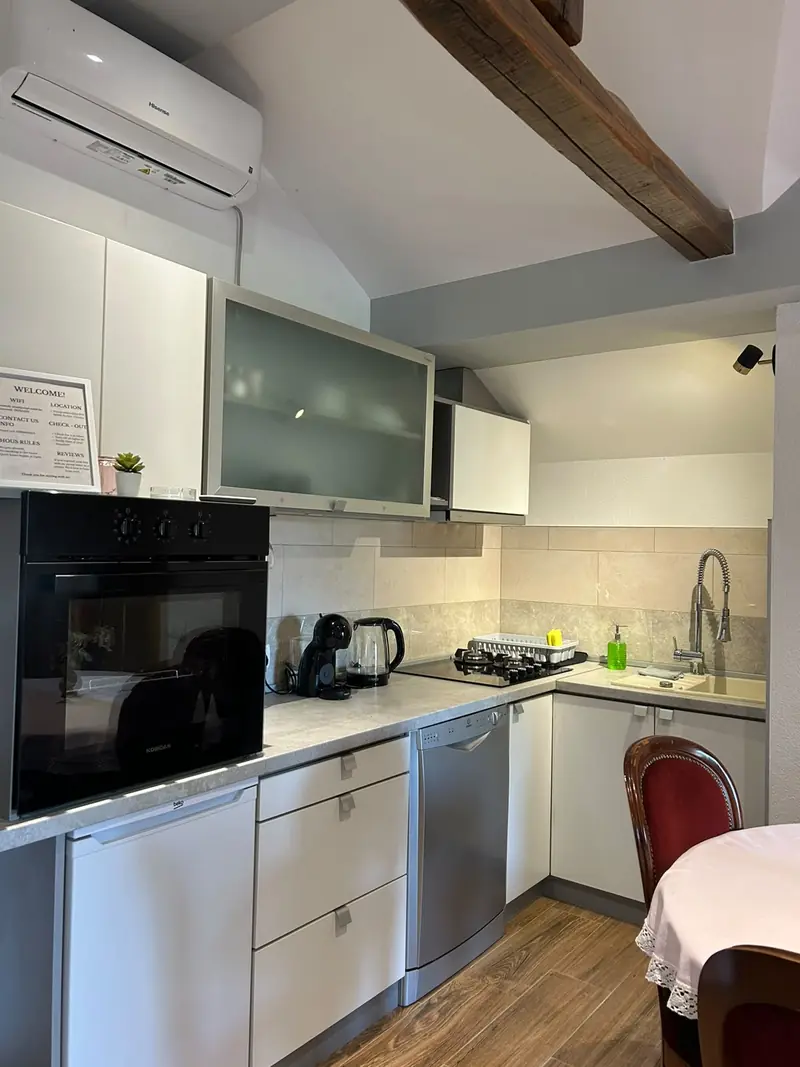 Kuhinja u apartmanu Romana