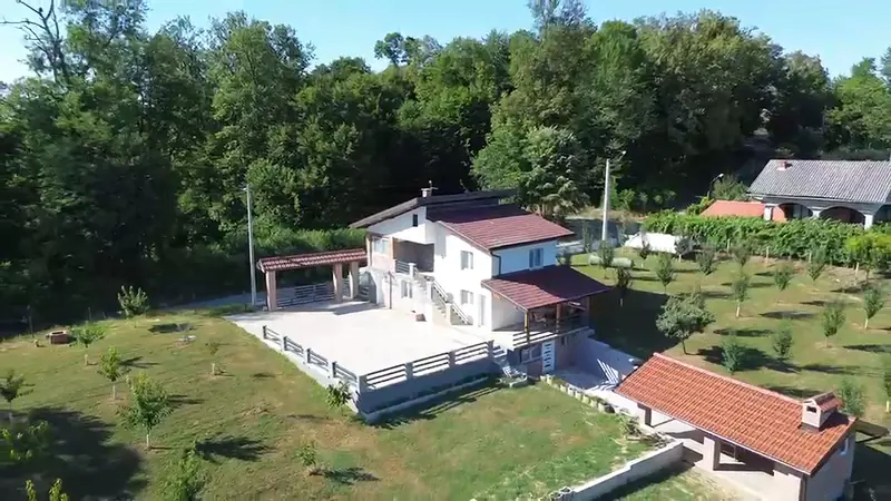 Kuća na Gornjem Kletištu iz zraka, među mladim stablima i šumom
